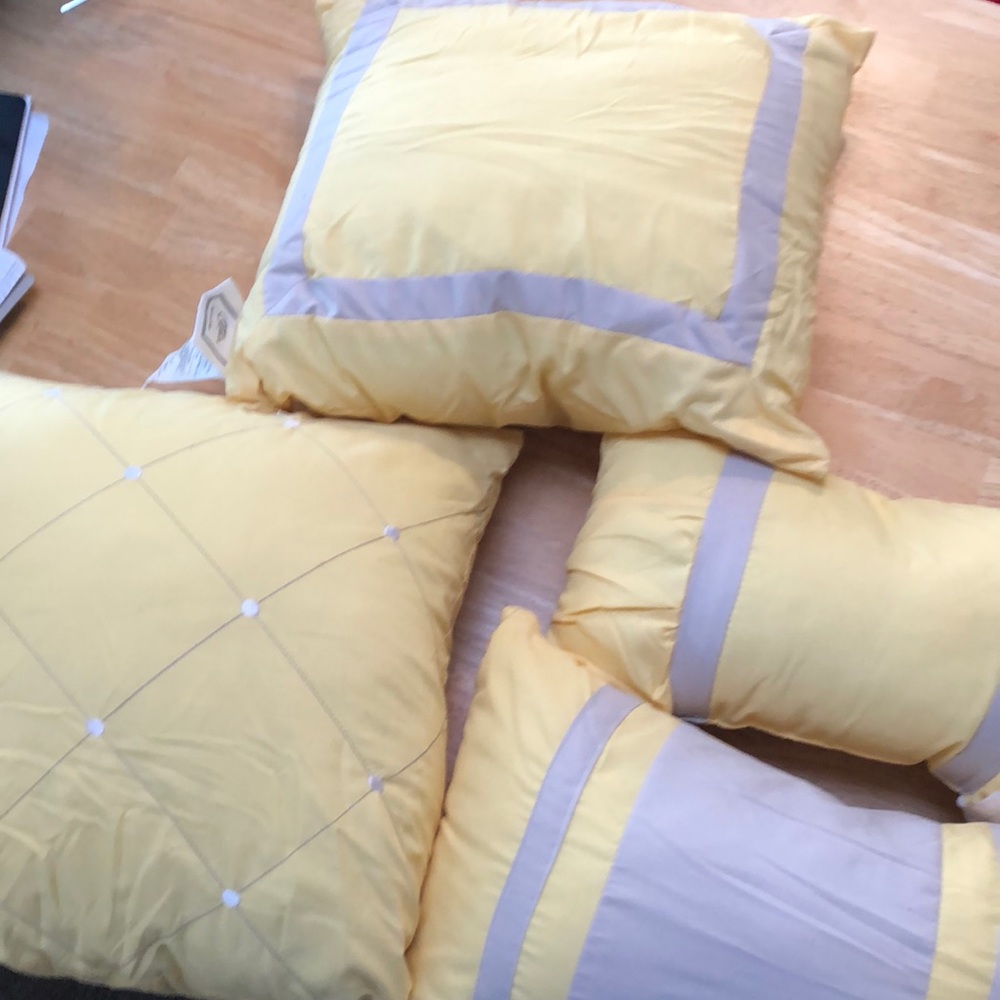 Chic Home Design light yellow and light gray